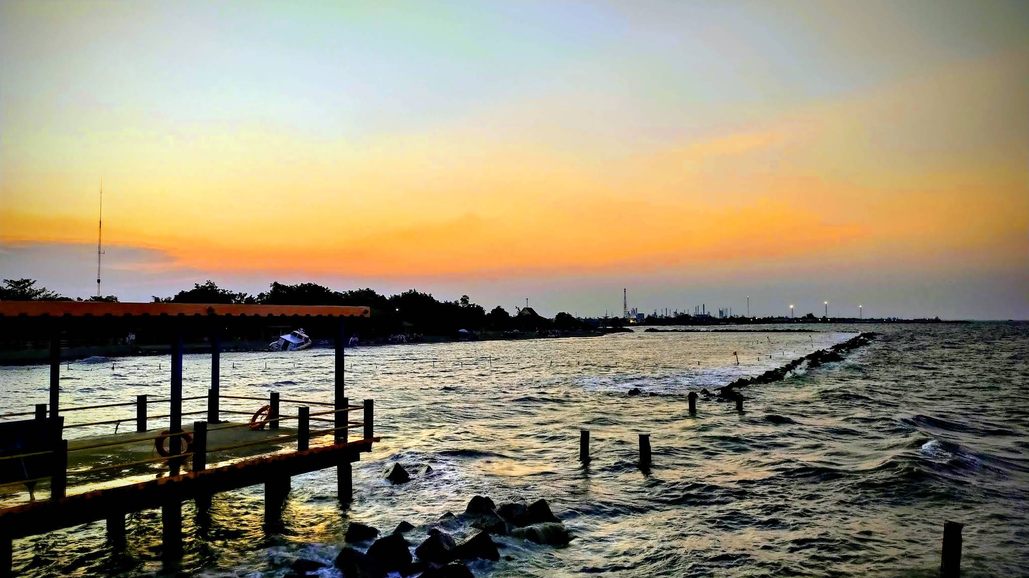 Pantai Tirtamaya Indramayu: Pesona Wisata Keluarga